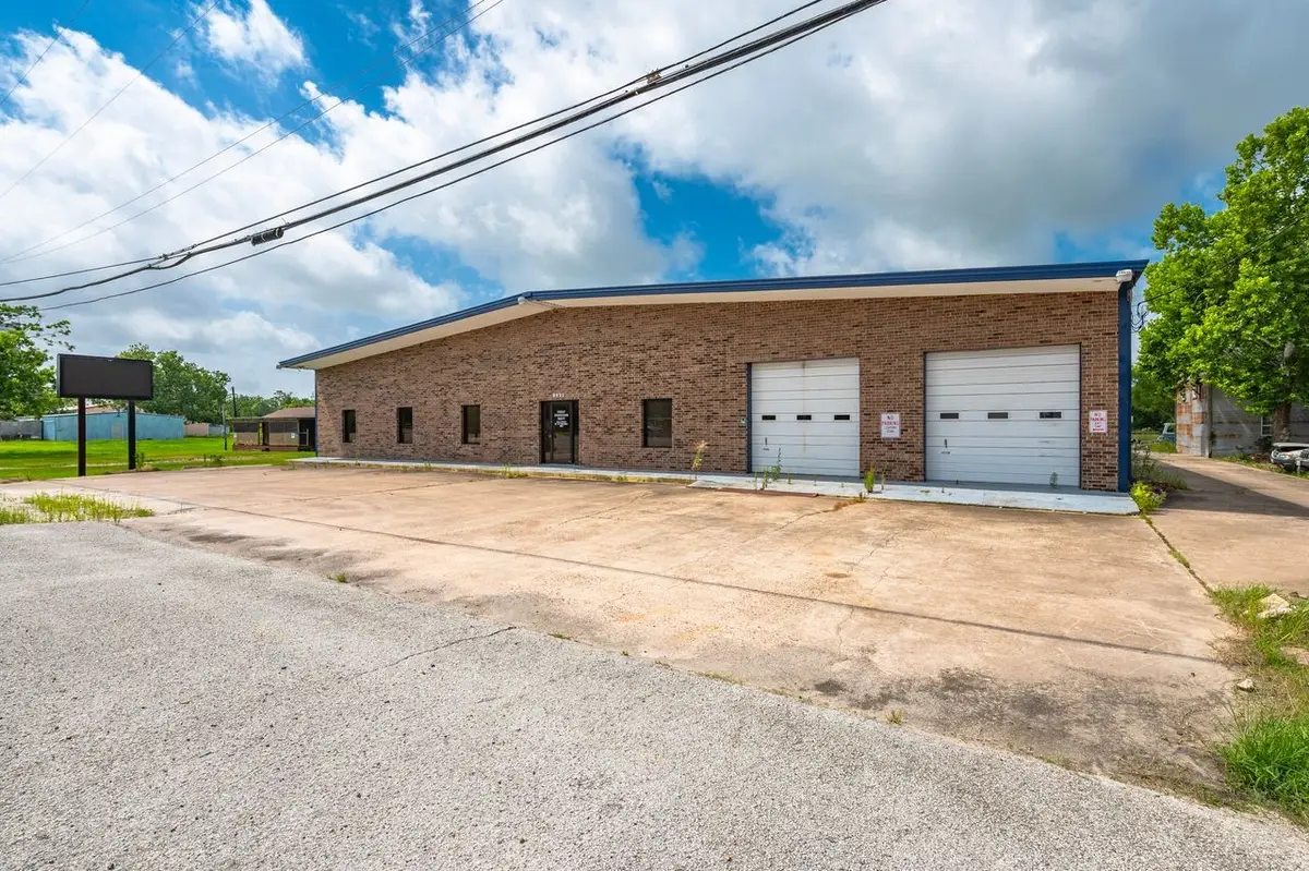 8621 Highway 6, Hitchcock, TX 77563 - #1