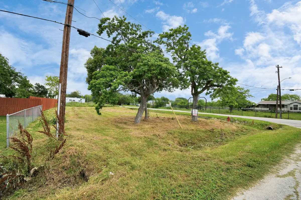 8002 Meadowbrook Drive, Hitchcock, TX 77563 - Image #1