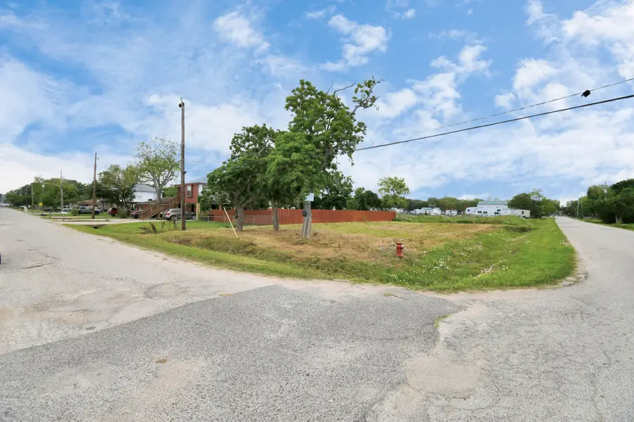 8002 Meadowbrook Drive, Hitchcock, TX 77563 - Image #3