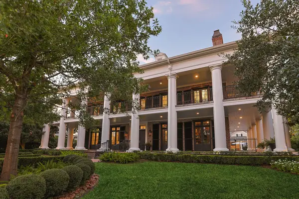 2 Georgian Row, The Woodlands, TX 77380