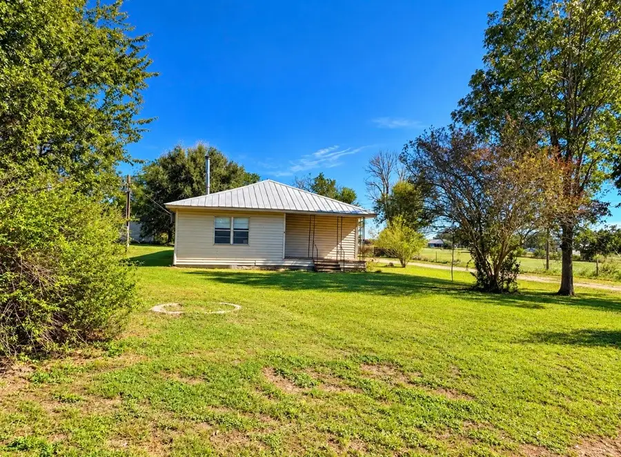 809 South Line Ave, Bellville, TX 77418 - #2