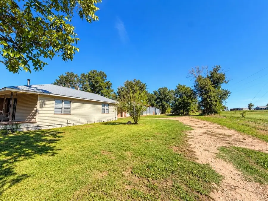809 South Line Ave, Bellville, TX 77418 - #3