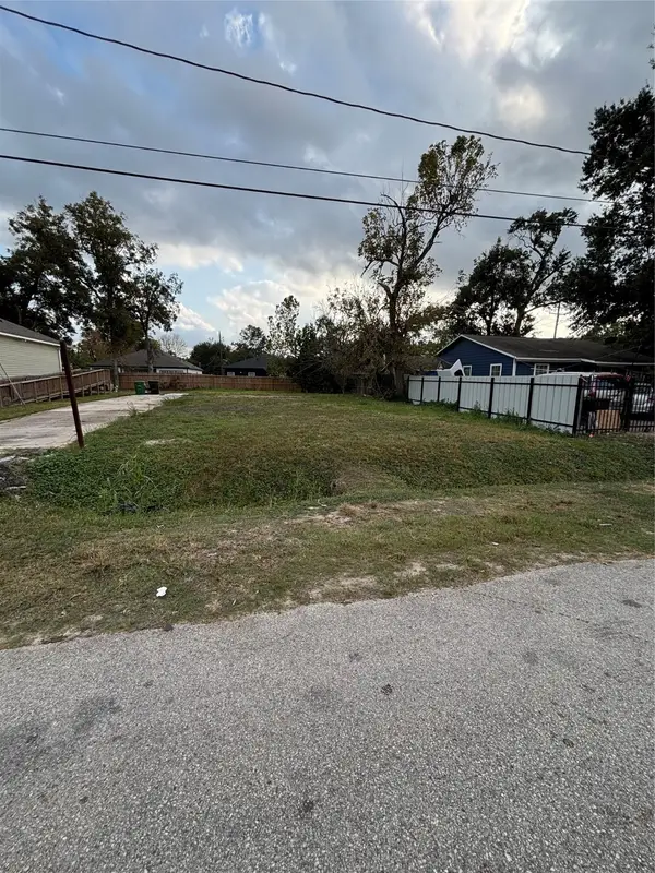 1077 South Lane, Houston, TX 77088