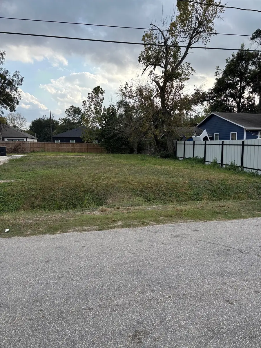 1077 South Lane, Houston, TX 77088 - Image #2