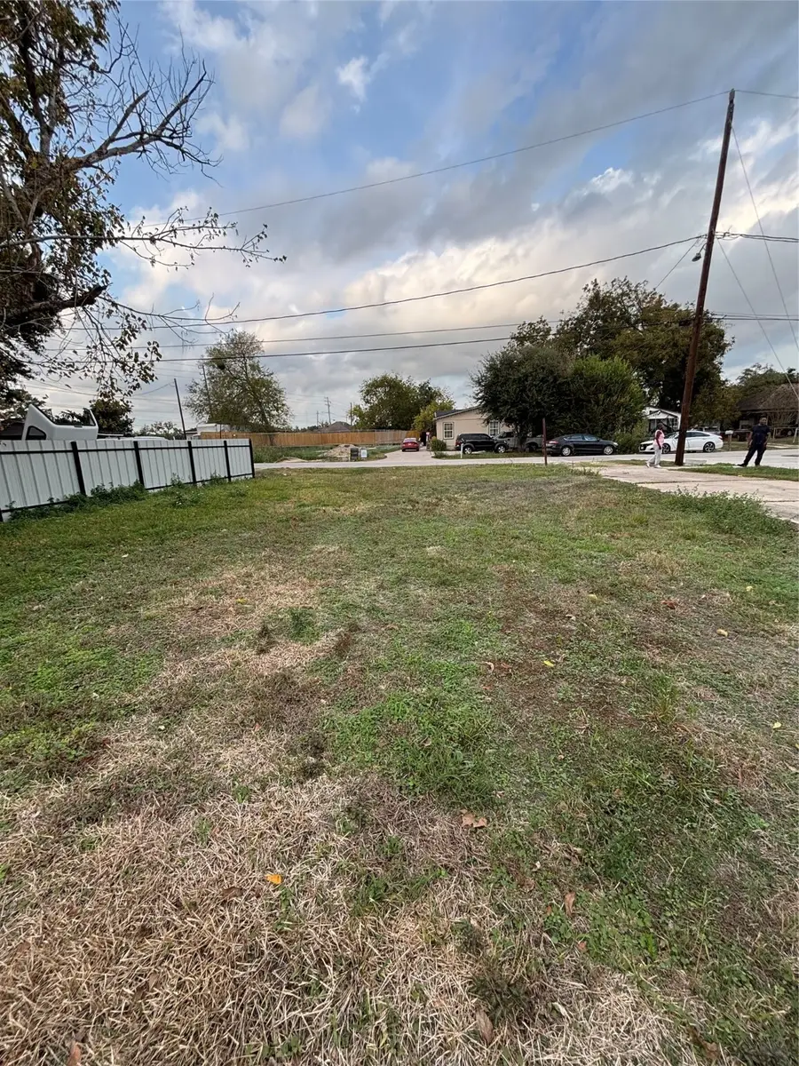 1077 South Lane, Houston, TX 77088 - Image #3