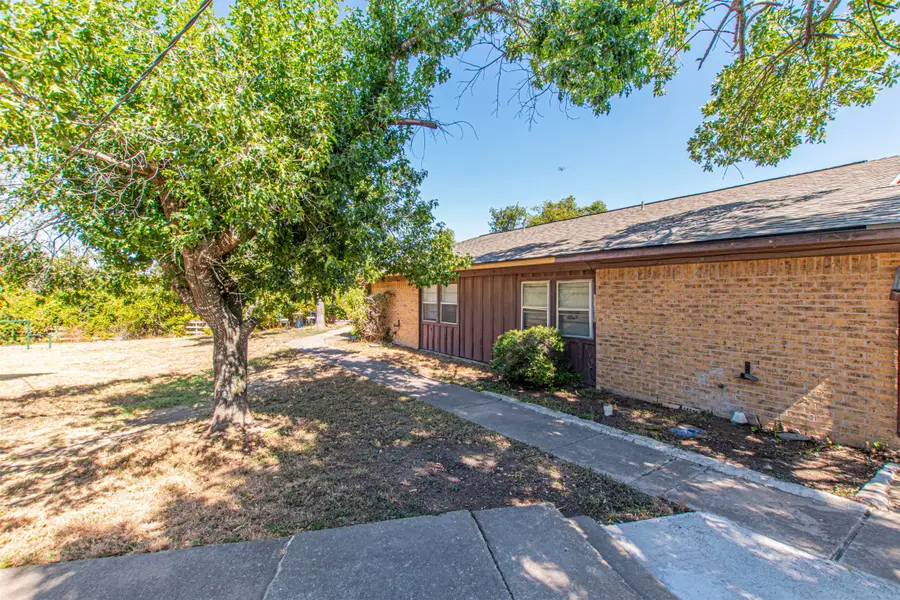 518 E Cypress Street, Lott, TX 76656 - Image #2