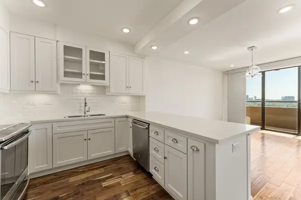 651 Bering Drive #1402, Houston, TX 77057