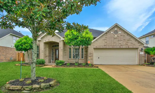 2410 Avalon Trace Lane, Pearland, TX 77581