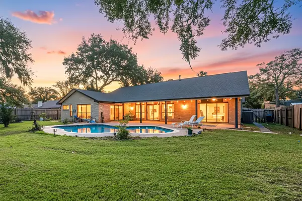 303 Narcissus St Street, Lake Jackson, TX 77566