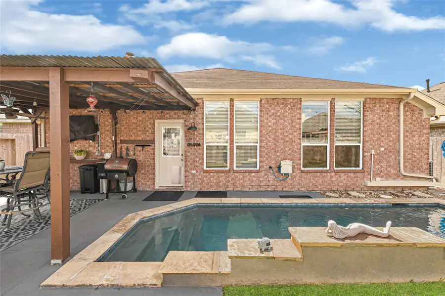 695 Elizabeth Street, Alvin, TX 77511 - Image #2