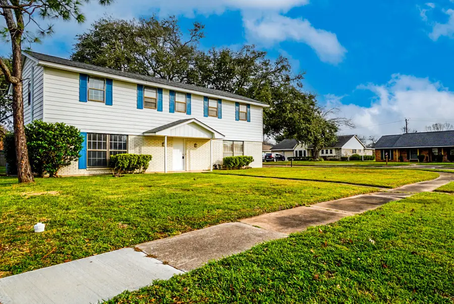 112 Honeysuckle Street, Lake Jackson, TX 77566 - Image #2