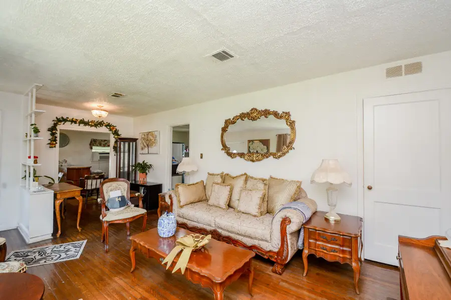 5879 Belneath Street, Houston, TX 77033 - Image #2