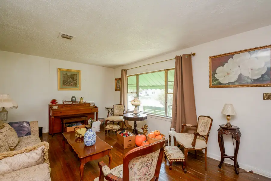 5879 Belneath Street, Houston, TX 77033 - Image #3