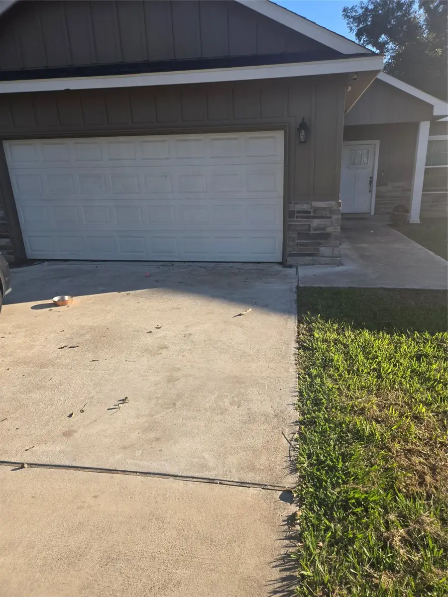 125 Smith Street, Clute, TX 77531 - Image #2