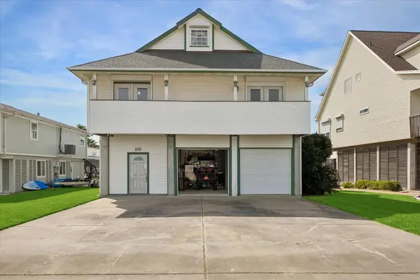 209 Bora Bora Drive, Tiki Island, TX 77554