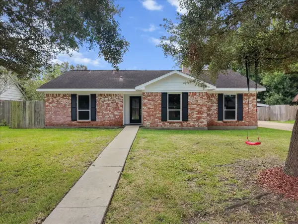 4910 Old Castle Lane, Dickinson, TX 77539