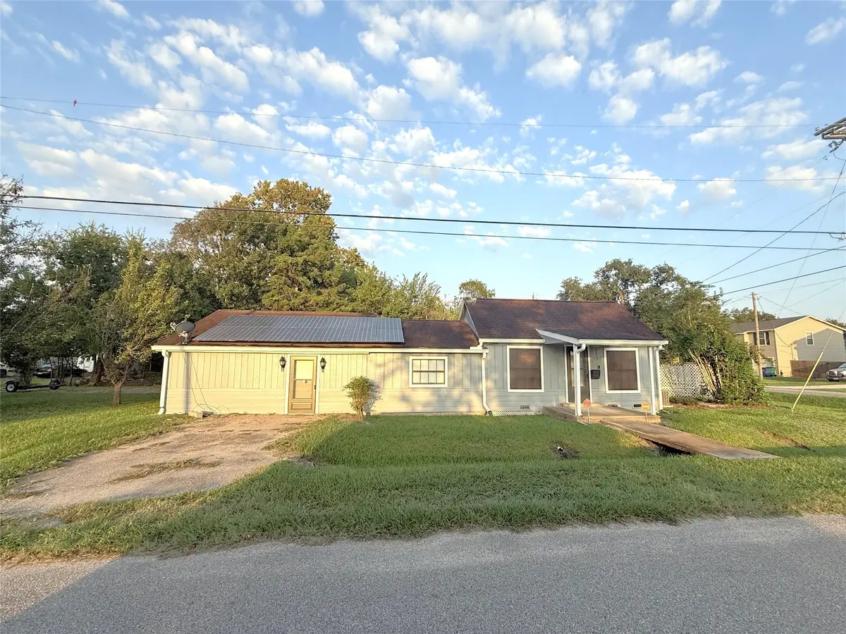 127 N Erskine Street, Angleton, TX 77515 - Image #1