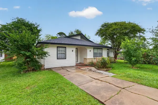 907 S 3rd Street, La Porte, TX 77571