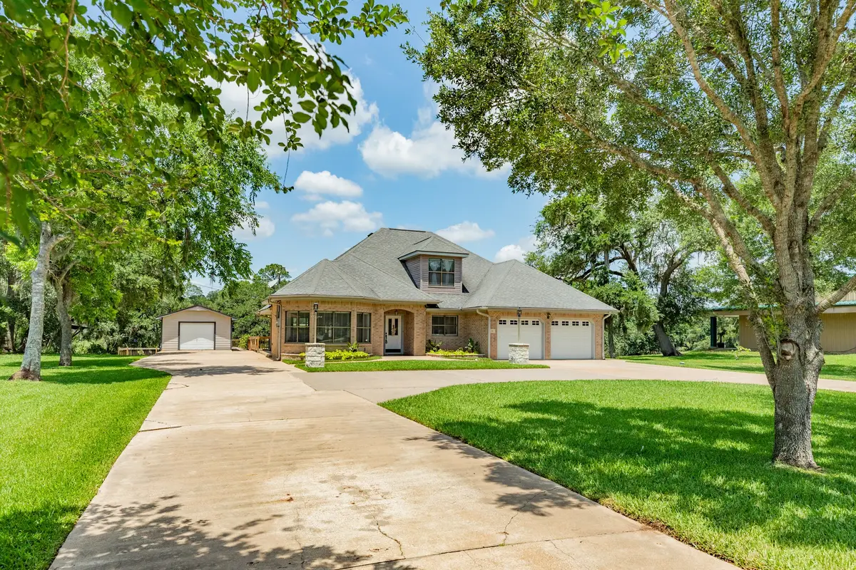 41 Robinhood Lane, Clute, TX 77531 - #1