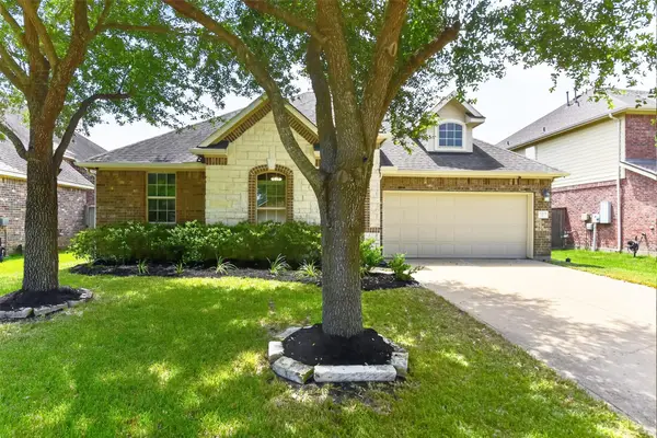 2203 Summit Pass Lane, League City, TX 77573
