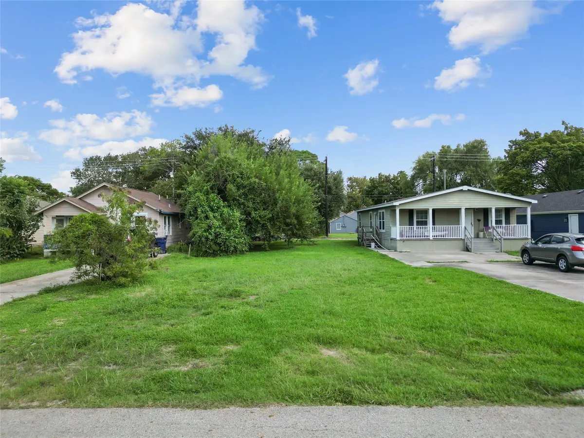 2204 2nd Avenue N, Texas City, TX 77590 - Image #1