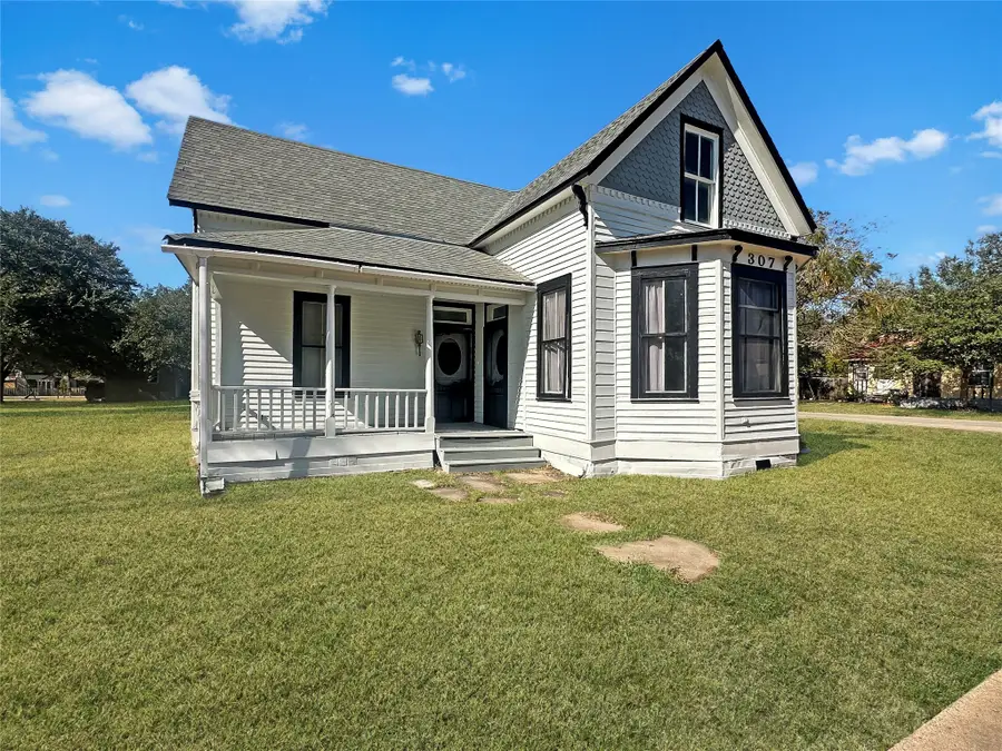 307 N Pecan, Moulton, TX 77975 - Image #2