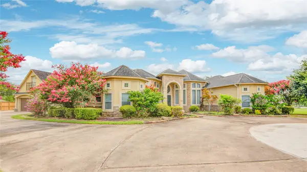 101 Rosewood Street, Lake Jackson, TX 77566