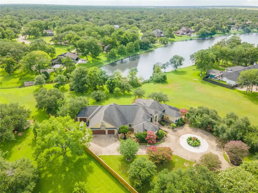 101 Rosewood Street, Lake Jackson, TX 77566 - Image #2