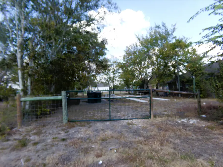 409 E Post Office Street, Weimar, TX 78962 - Image #2