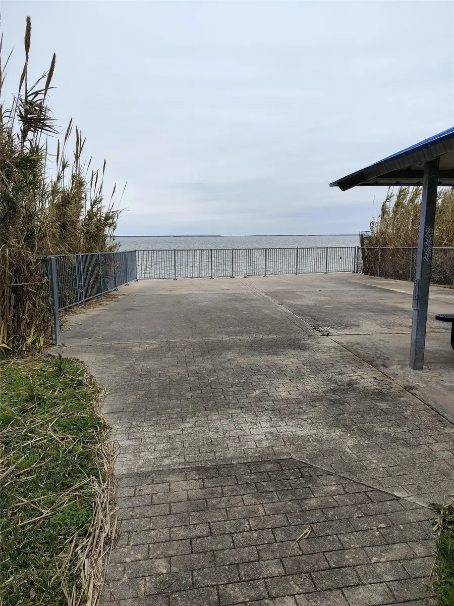 125 Bay Shore Drive, La Porte, TX 77571 - Image #3