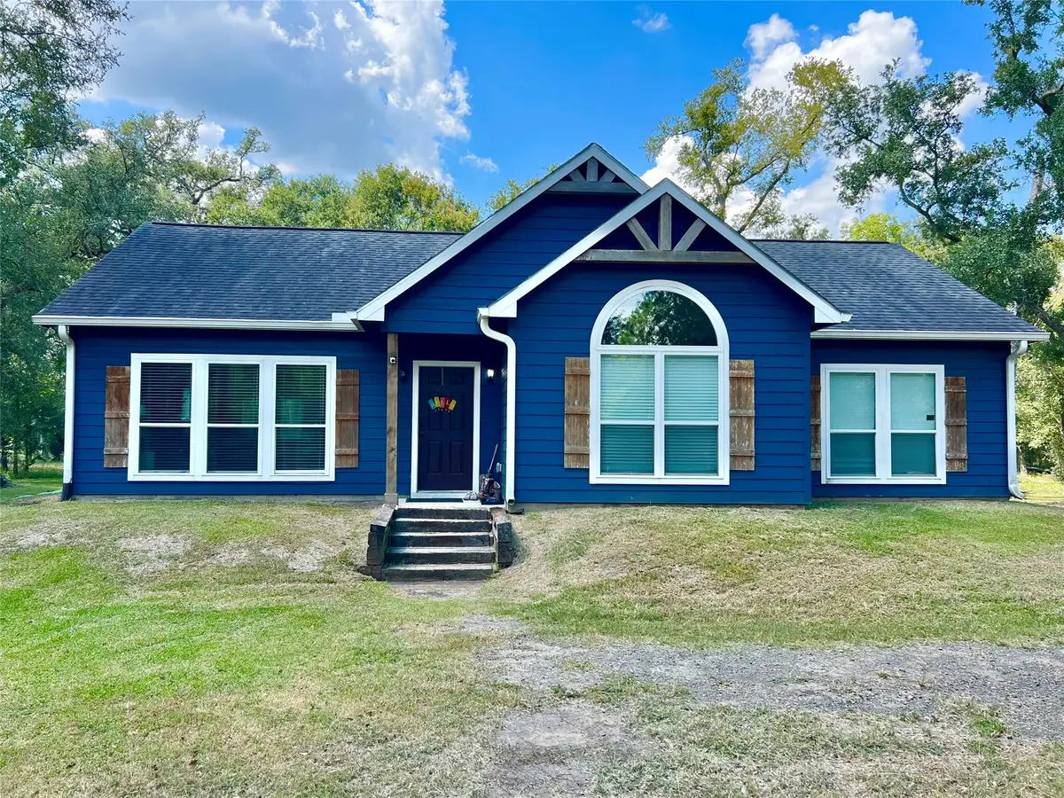 22740 Brazos Circle, Damon, TX 77430 - Image #1