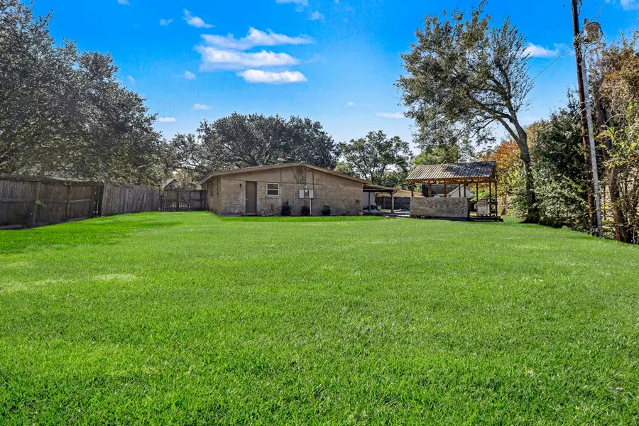 915 Merriman Court Court, Friendswood, TX 77546 - Image #3