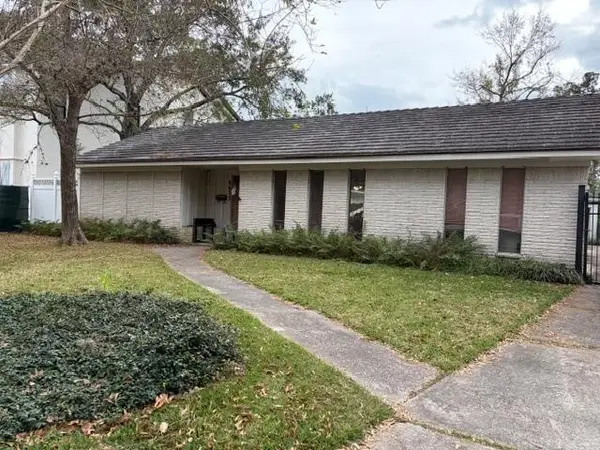 8623 Cedarbrake Drive, Spring Valley Village, TX 77055