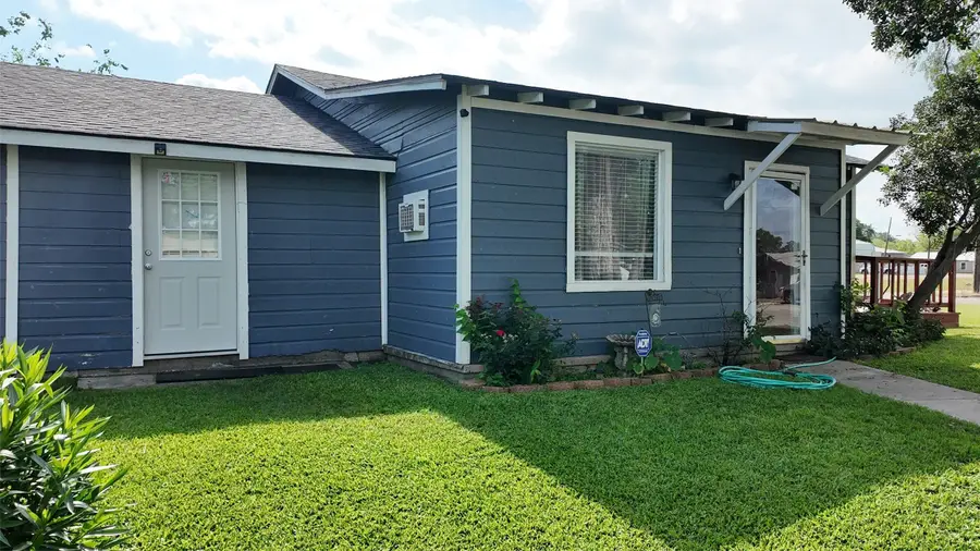 305 Dunn St, Cuero, TX 77954 - #3