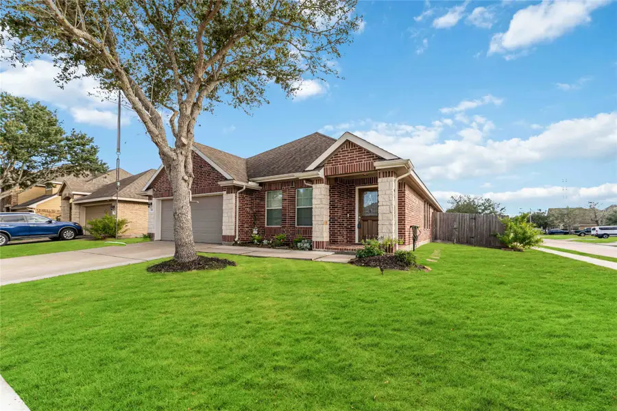 4700 Lake Line Court, Alvin, TX 77511 - Image #2
