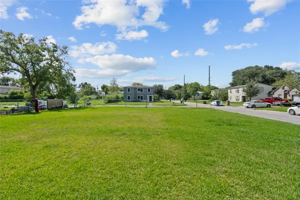 1236 1st Avenue N, Texas City, TX 77590