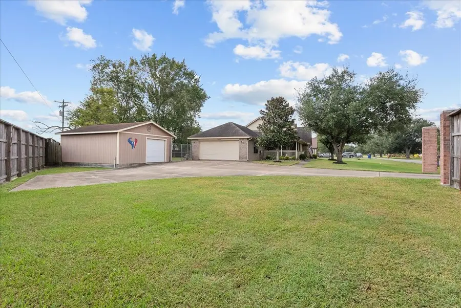 105 Canal Drive, Friendswood, TX 77546 - Image #3