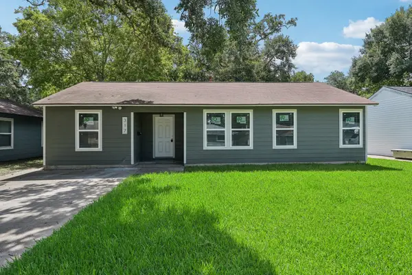 317 Redwood Street, Lake Jackson, TX 77566