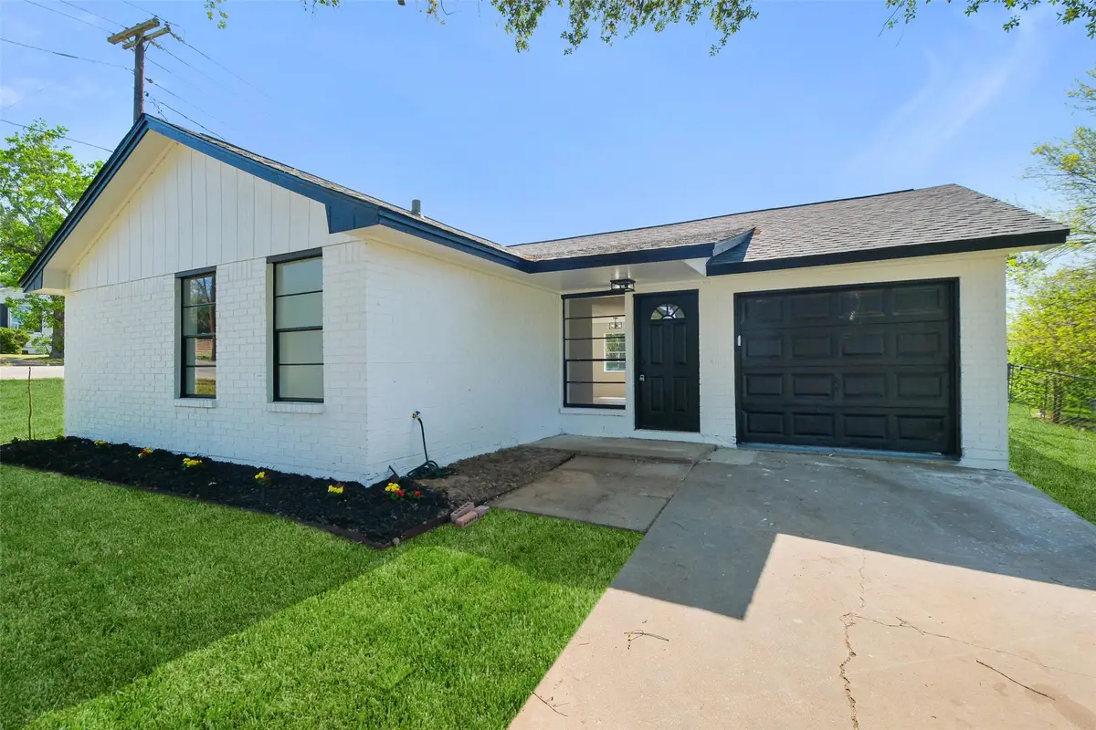 221 N Baron Street, Bellville, TX 77418 - #1