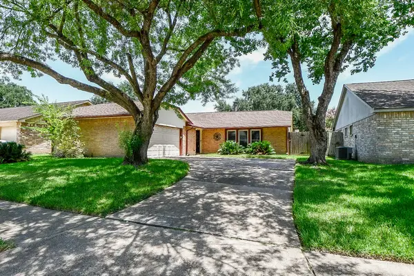 7242 Skylight Lane, Houston, TX 77095