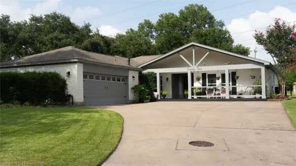 24 Wellington Drive, Sugar Land, TX 77478