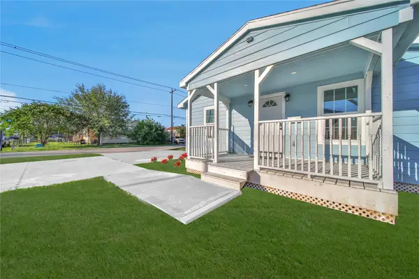 2221 Grover Avenue, Galveston, TX 77551