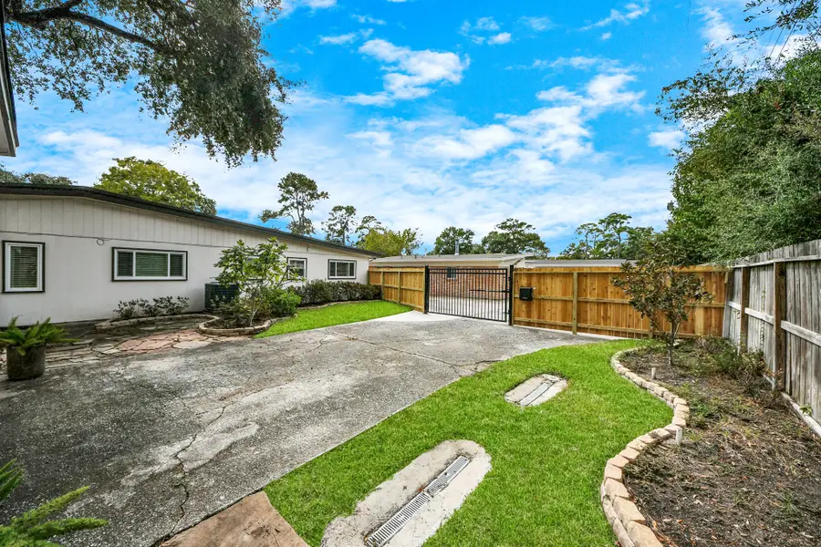 10150 Brinwood Drive, Houston, TX 77043 - Image #2