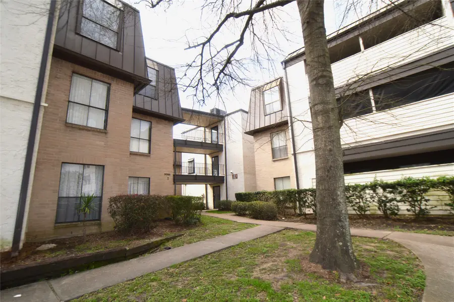 3085 Walnut Bend Lane #12, Houston, TX 77042 - Image #3