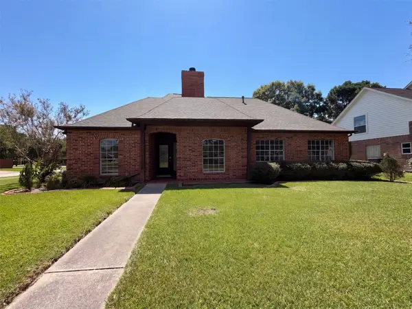 1102 Londonderry Avenue, Friendswood, TX 77546
