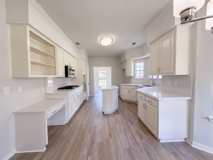 1102 Londonderry Avenue, Friendswood, TX 77546 - #2