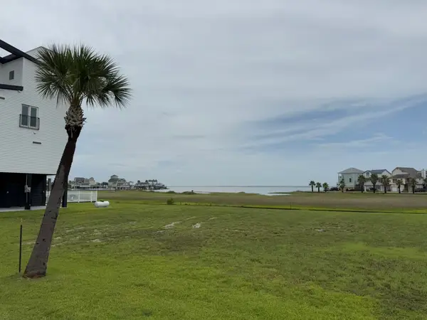 35 Tiki Drive, Tiki Island, TX 77554