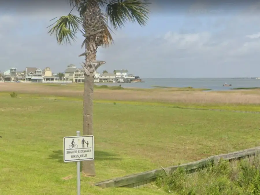 35 Tiki Drive, Tiki Island, TX 77554 - Image #2