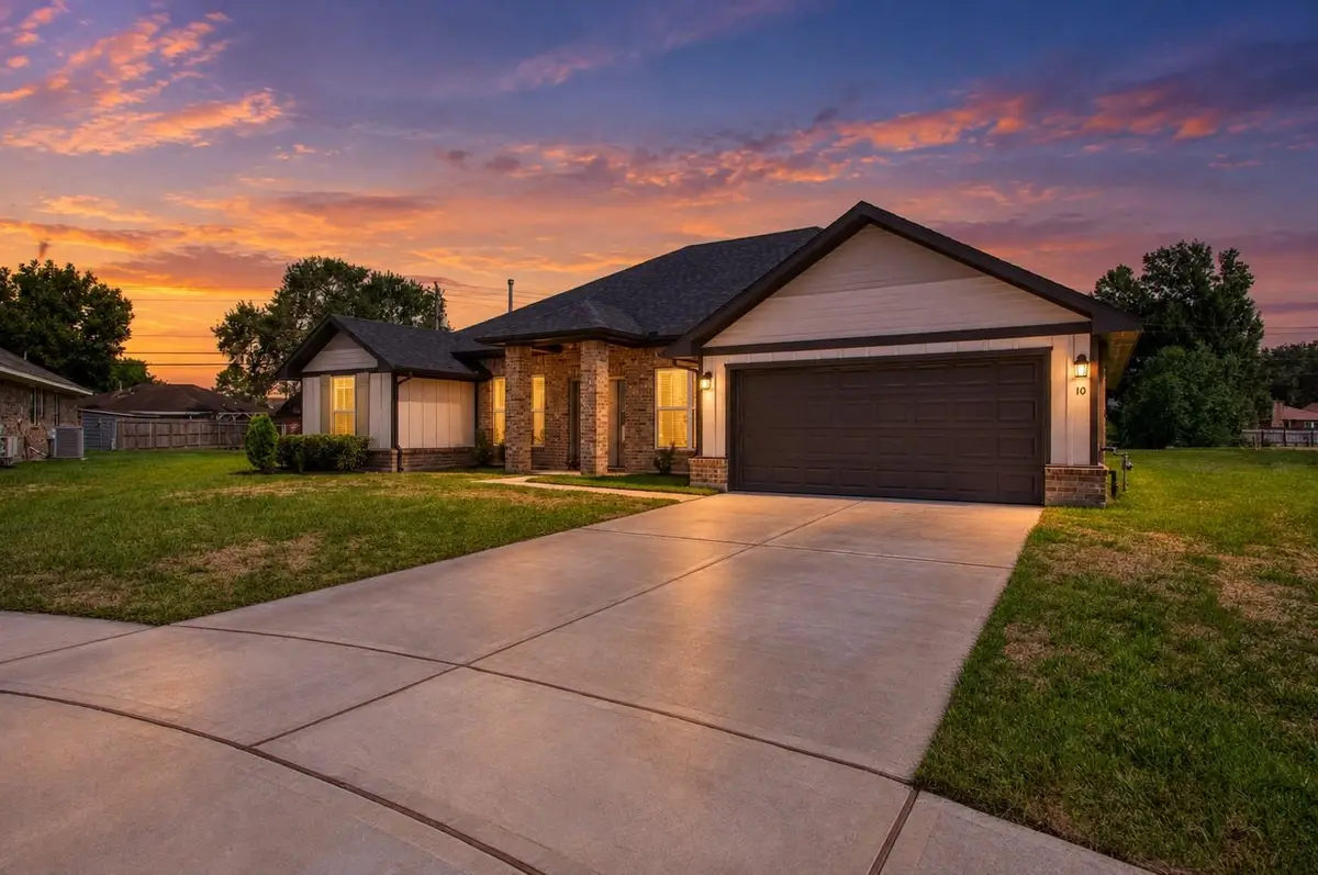 10 Gemstone Court, Angleton, TX 77515 - #1