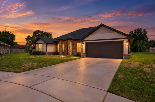 10 Gemstone Court, Angleton, TX 77515